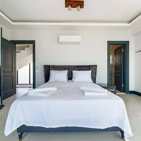 Kalkan'da Deniz Manzarali Kas